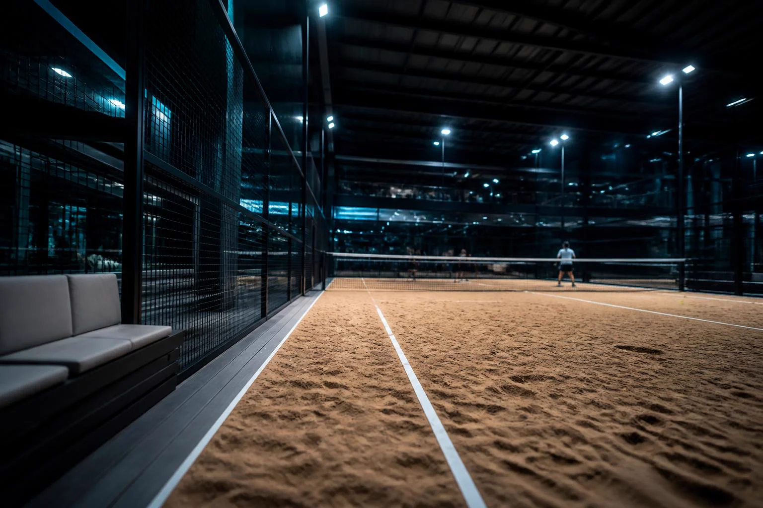 Interior da arena — quadras de beach tennis e padel cobertas